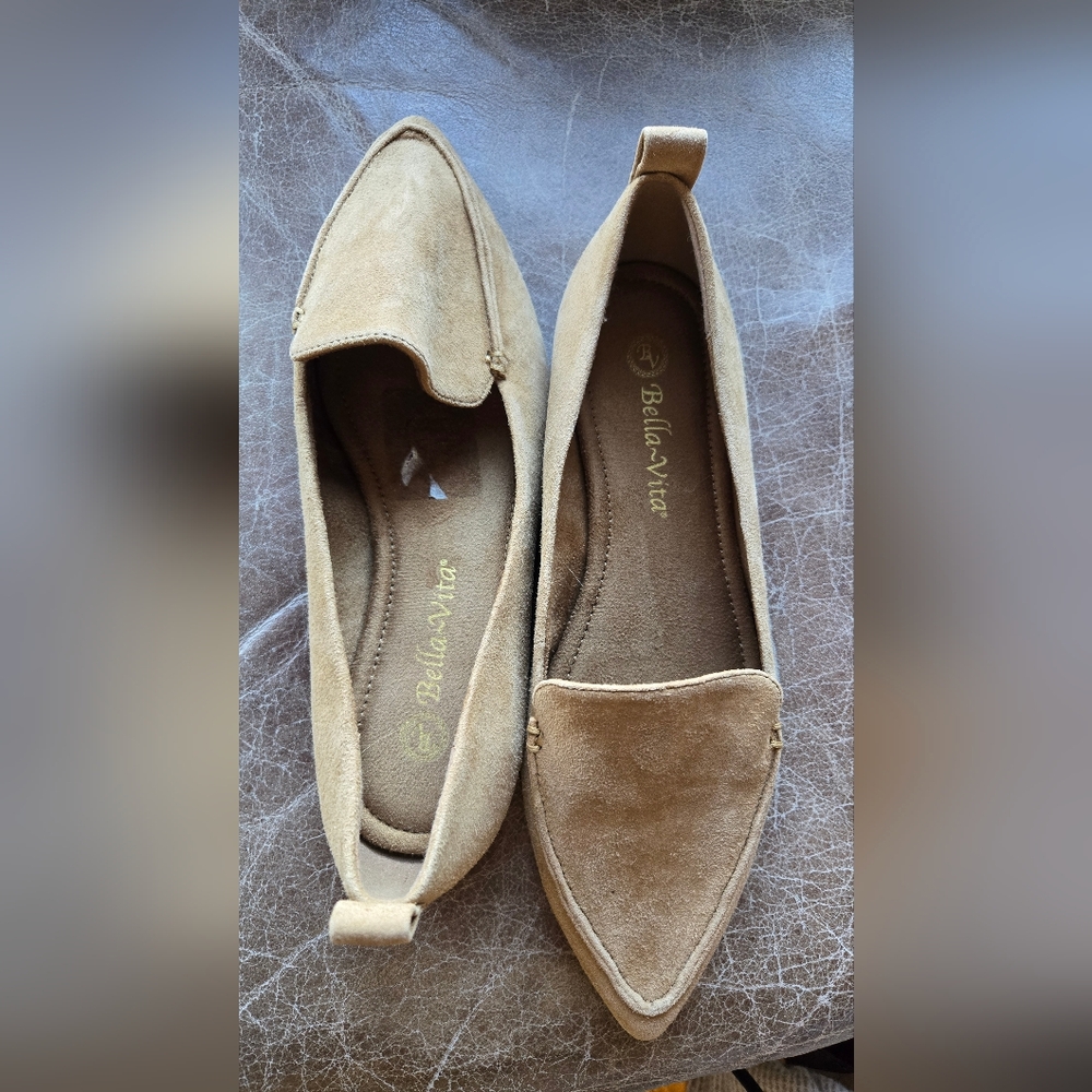NWOB, Bella Vita Women's Suede Tan Flats, Sz. 8